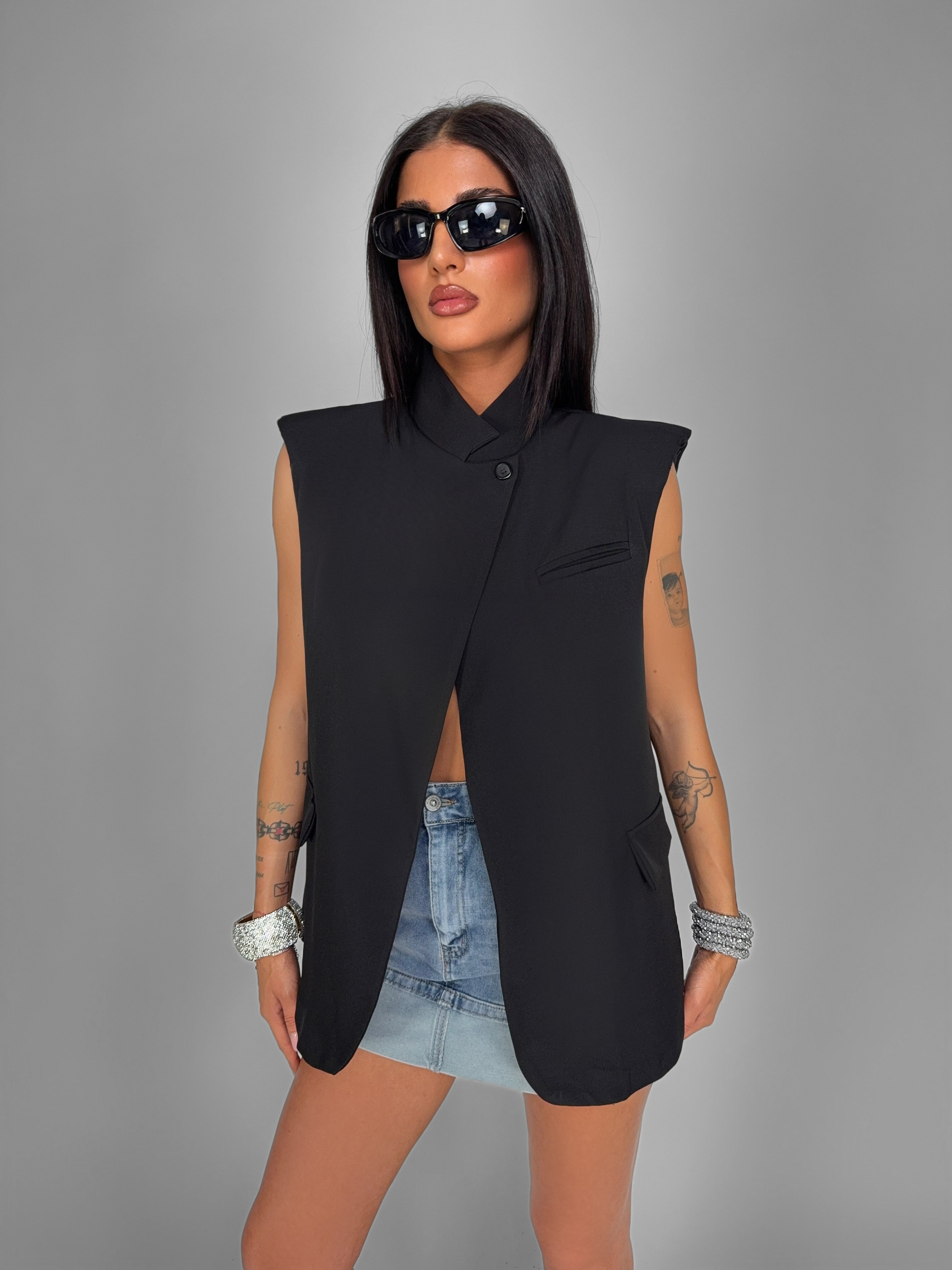 Top One-Closure-Black